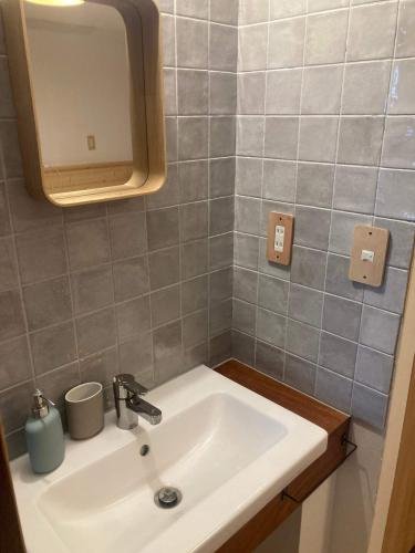 sink_with_mirror