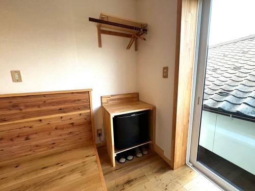 suitcase-stand-c-room-scaled