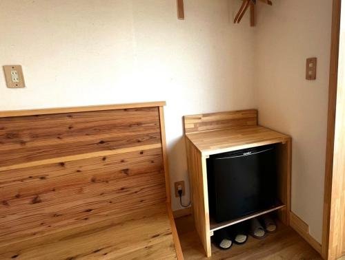 suitcase-stand-fridge